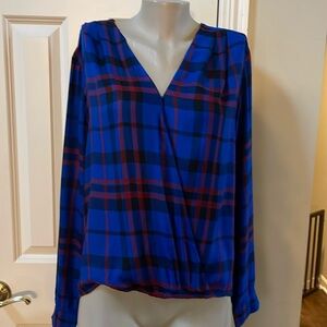 NWT EVEREVE Peyton Jensen Royal Multi plaid Surplice Top, med